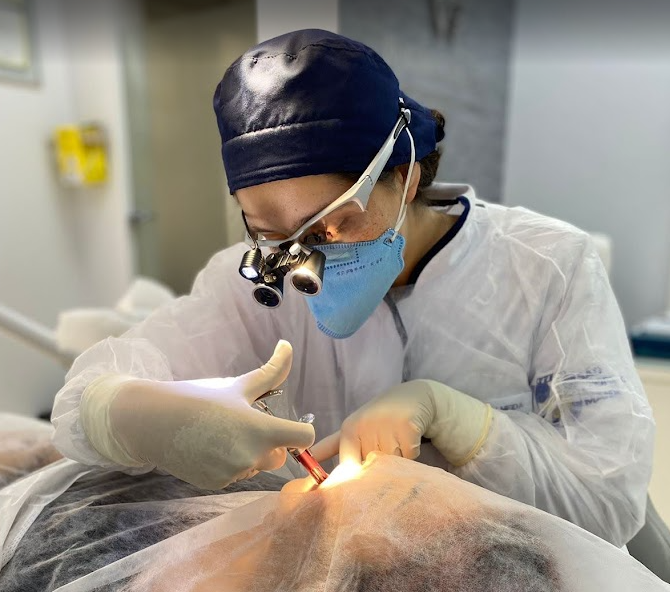 Dra. Nathália Almeida realizando procedimento cirúrgico